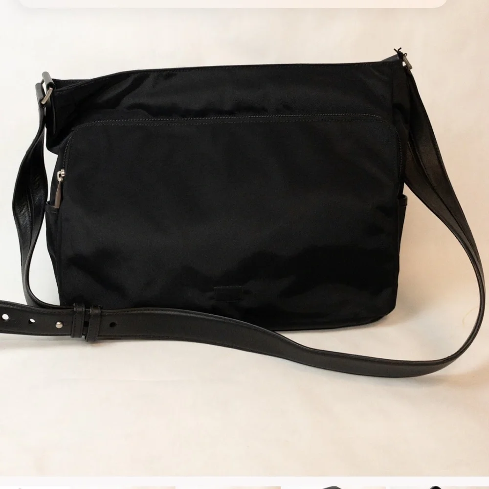 Tumi Laptop Vista Messenger Bag Commuter Work, Fits Computer Black